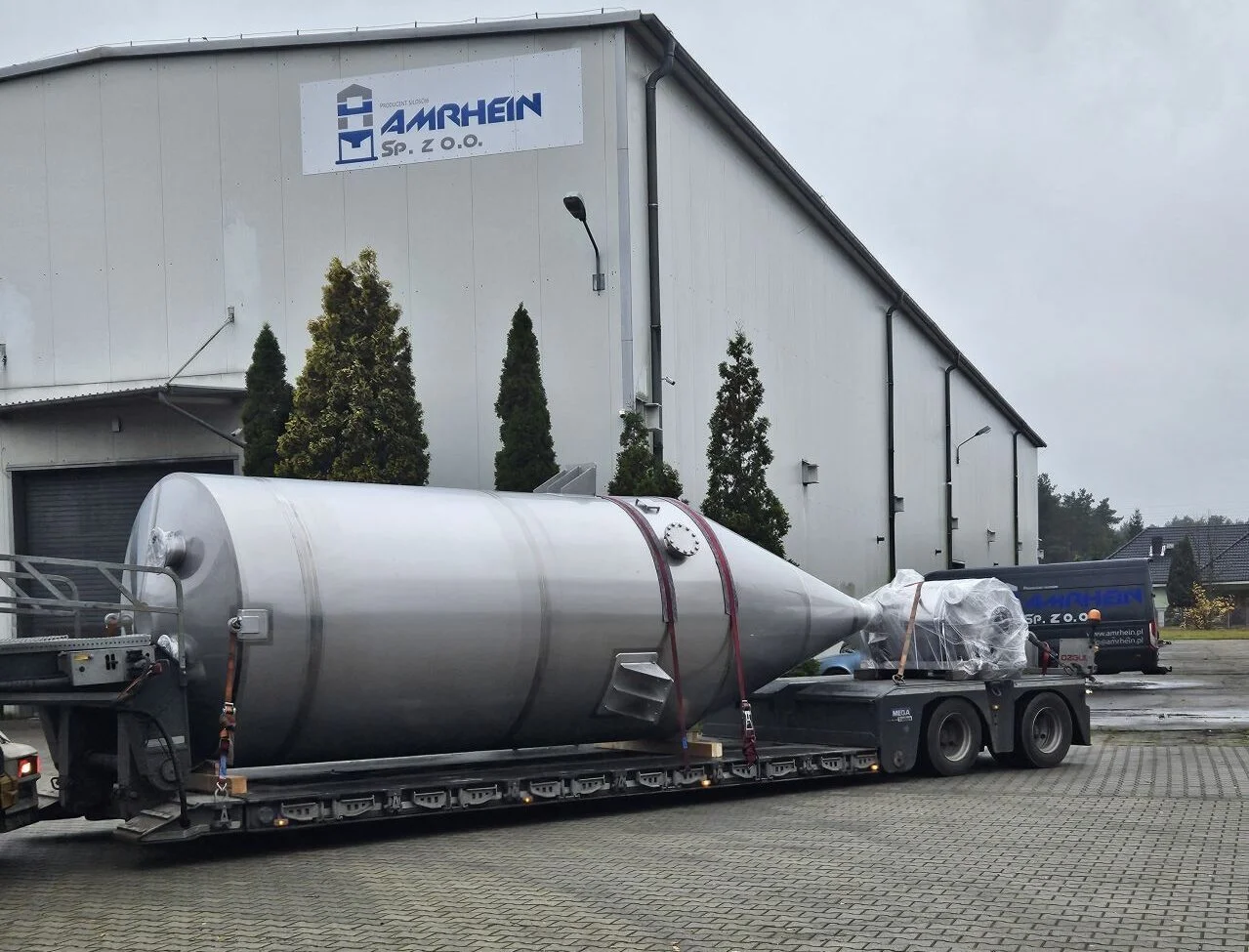 Silos 22 m³ i zbiornik 1 m³ w drodze do klienta