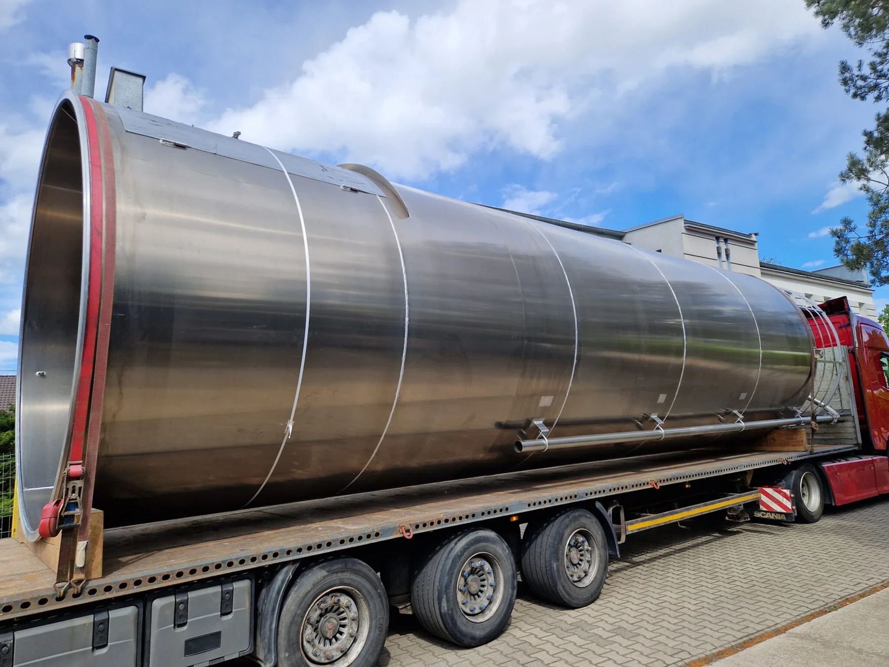 55 m³: silos aluminiowy opuszcza zakład · 1
